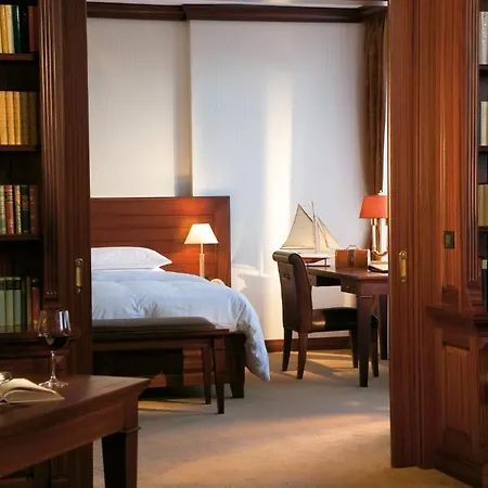 Yachthafenresidenz Hohe Duene 5*