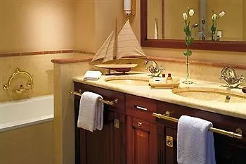 Yachthafenresidenz Hohe Duene 5* Rostock