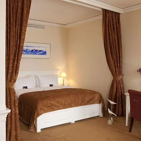 Yachthafenresidenz Hohe Duene 5*
