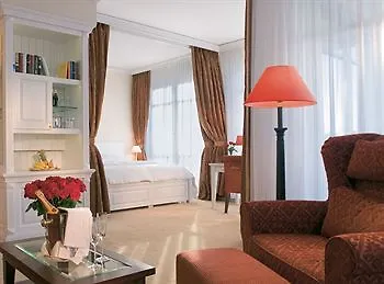 Yachthafenresidenz Hohe Duene 5* Rostock